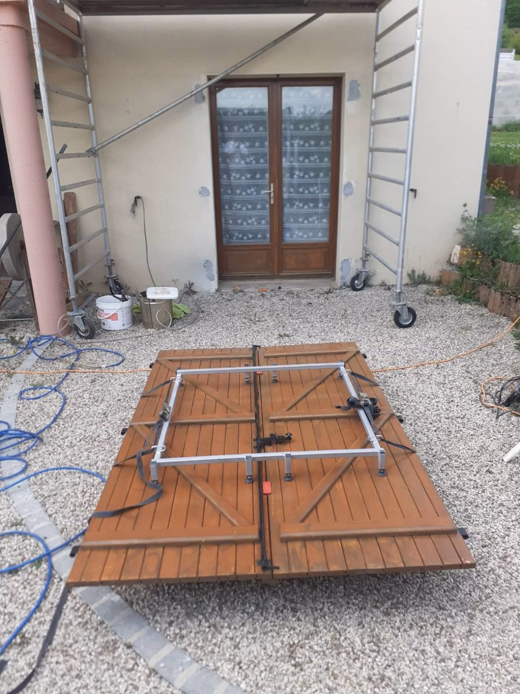 Préparation au sol des deux cadres avant la mise en place des deux volets-mbh-services